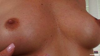 सैंड्रा चरम Closeups विशाल Dildo में चमक