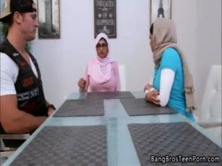 मुस्लिम मां और बेटी उनके धर्म के खिलाफ जाता है
