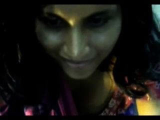देसी भारतीय लड़की वेब कैमरा दिखा Bigtits पर साड़ी में अलग करना