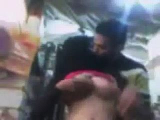 छिपे हुए कैमरे से मोबिल की दुकान में सार्वजनिक सेक्स