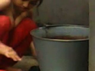 देसी कॉलेज गर्ल स्नान करते समय टॉपलेस कब्जा कर लिया