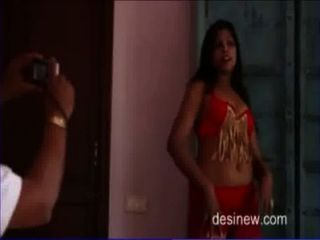 ऑडिशन के फोटोशूट के दौरान मॉडल अभिनेत्री के साथ भारतीय निर्देशक सेक्स
