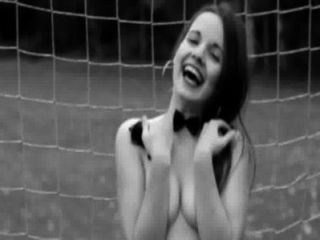 रूस छोटी लड़की उसके स्तन से पता चलता।