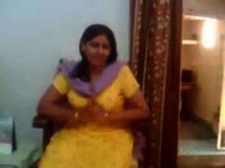 एक भारतीय चाची की भारतीय सेक्स वीडियो उसके बड़े Boobs-rawasex.com दिखा