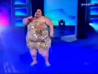 मोटी औरत इतनी अच्छी तरह से नाच।