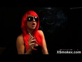 आकर्षक धूम्रपान बुत लड़की बहुत कामुक सेक्स