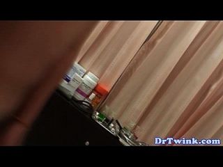 समलैंगिक एशियाई डॉक्टर दूध एनीमा का संचालन करते हैं