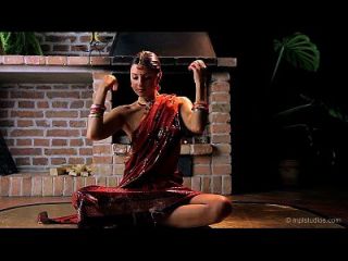 भव्य पतली भारतीय किशोर कामुक नृत्य और उंगली कमबख्त