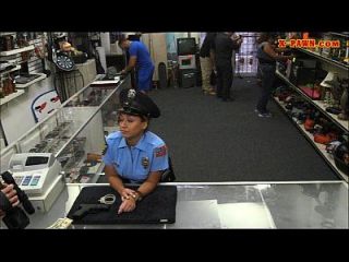 विशाल स्तन पुलिस अधिकारी पैसे के लिए मोहरा दुकान पर गड़बड़