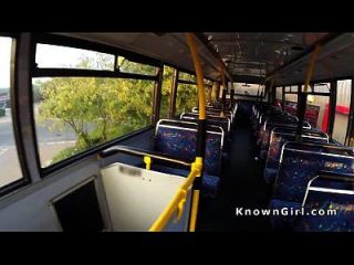 सार्वजनिक बस में बालों वाली ब्रिटिश शौकिया बैंग्स