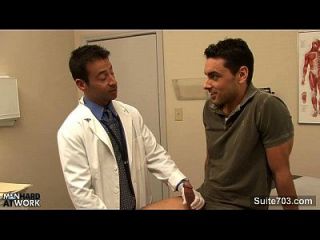 Lusty डॉक्टर काम पर अपने समलैंगिक रोगी द्वारा पकड़ा जाता है
