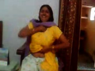 एक भारतीय चाची की भारतीय सेक्स वीडियो उसके बड़े स्तन दिखा
