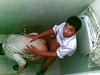 अरब लड़कों सार्वजनिक शौचालय