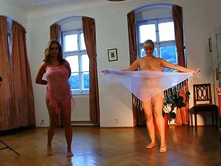 नग्न महिलाओं।कामुक नृत्य।