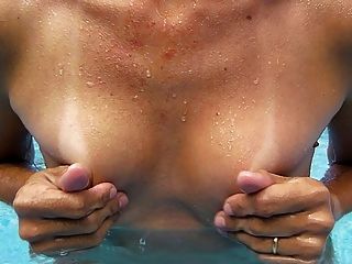 पत्नी पूल में उसके स्तन दिखावा