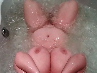 उसे अच्छा बड़े स्तन के साथ एक पूल में बीबीडब्ल्यू जेन