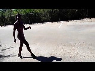 काले सार्वजनिक में नग्न खेलने लड़की