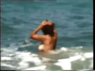 बड़े स्तन लड़की एकान्त समुद्र तट पर नग्न
