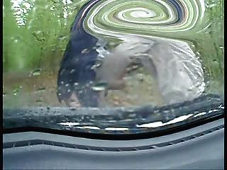 एक बरसात के दिन पर अपनी कार में Handjob