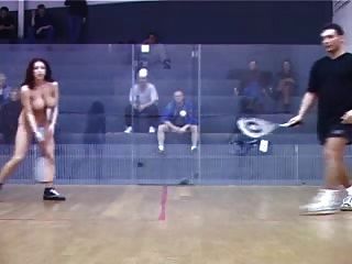बेशर्म महिला पुरुषों भीड़ के सामने टेनिस नग्न खेलने