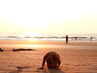 समुद्र तट पर गंजा योगी महिला