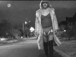 रात सड़क पर चलने वाला ट्रैनी वेश्या