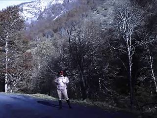 एक पहाड़ सड़क पर नग्न Brenda