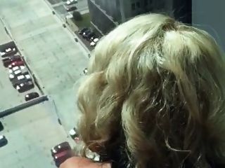 इमारत की उच्च मंजिल में उसकी पत्नी कमबख्त