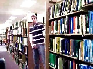 आदमी विश्वविद्यालय पुस्तकालय में पथपाकर