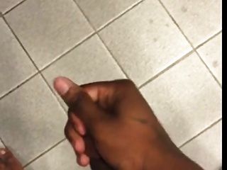 सार्वजनिक बाथरूम में काला आदमी मरोड़ते