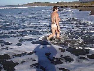 समुद्र तट पर नग्न चलना