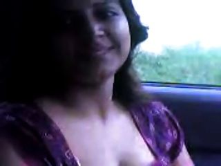 कार में मेरी भारतीय गर्लफ्रेंड स्तन