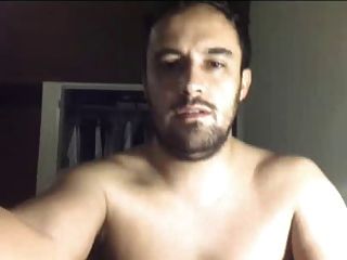 गर्म सेक्सी लैटिनो आदमी कैम पर नग्न हो जाता है