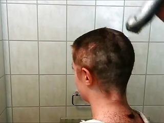 सेक्सी रेड इंडियन उसके सिर गंजा Shaves
