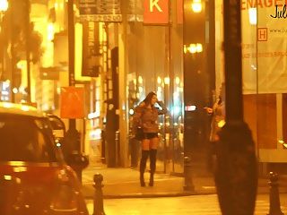 सड़क पर स्थित असली वेश्या डांस ला र्यू