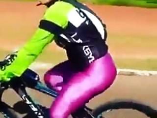 चमकदार लाइक्रा सेक्सी महिलाओं में बाइक