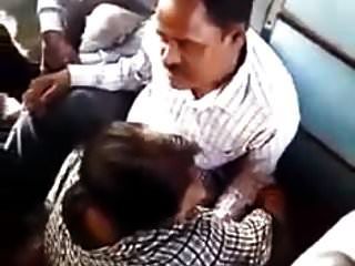 ट्रेन में भारतीय उंगली बकवास