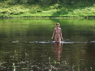 वोल्गा नदी में तैरता टॉपलेस