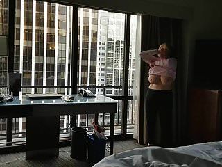 होटल की खिड़की में नग्न नग्न आकर्षक