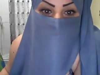 सुंदर हिजाबी महिला वेब कैमरा शो