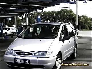 Busty जर्मन एमआईएलए गुदा कार सेक्स के लिए उठाया
