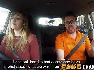 सुडौल ब्रिटेन स्कंक मैडिसन स्टुअर्ट ड्राइविंग स्कूल कार में टक्कर लगी
