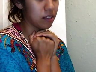 मैक्सिकन लड़की उसके स्तन दुहना