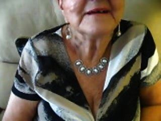 80 वर्षीय नानी दरार